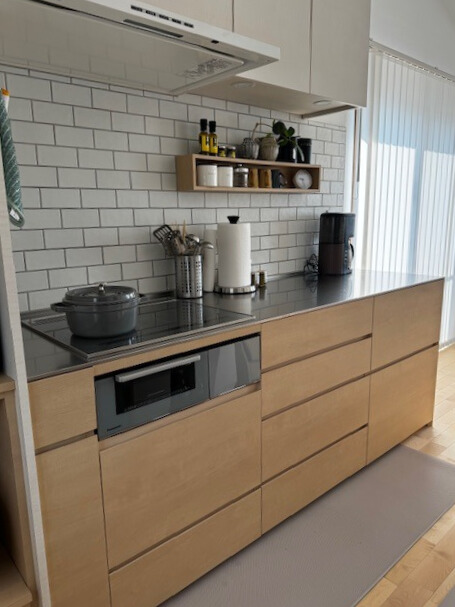 キッチンカウンターとダイニングスペース