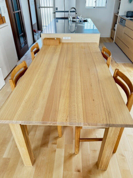 工房でのテーブル再塗装作業