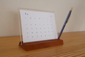 ak-designの卓上カレンダー。ペンを立てる機能付き。
