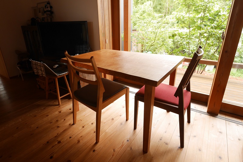 座卓からリメイクされたダイニングテーブル